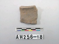 藏品(灰色粗砂陶口緣或圈足殘件)的圖片